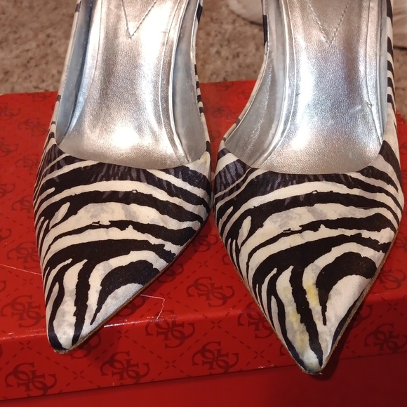 Guess carries heels. Zebra print - Picture 4 of 5